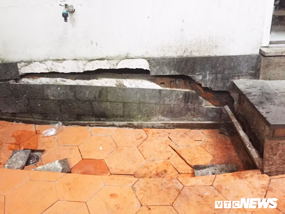 Nhiều căn nhà bị sụt lún sàn, nền đất nghiêm trọng, có nhà sụt lún tới 40cm. Ảnh: VTC News.
