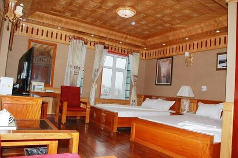 Khách sạn kiêm nơi bán hàng giải khát, giải trí này khiến nhiều du khách không khỏi choáng ngợp trước nội thất và bày trí xa hoa. Đa số vật dụng được làm bằng gỗ đắt tiền và đồ gốm sứ quý giá. Ảnh: Tiền Phong.