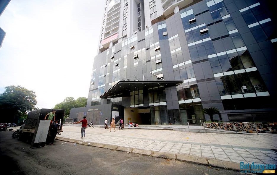 Tuy nhiên, tính đến ngày 3/10/2017, qua kiểm tra nhận thấy công trình vẫn còn nhiều tồn tại không đảm bảo các yêu cầu về an toàn PCCC, chưa đủ điều kiện để cấp văn bản nghiệm thu theo quy định như: khu vực thương mại tầng 1 đến tầng 6 chưa thi công hoàn thiện ngăn chia mặt bằng. Cửa vào khoang đệm thang máy tầng hầm là cửa kính, chưa đảm bảo ngăn cháy; Kết cấu buồng thang bộ thoát nạn chưa bảo đảm. Ảnh: Reatimes.