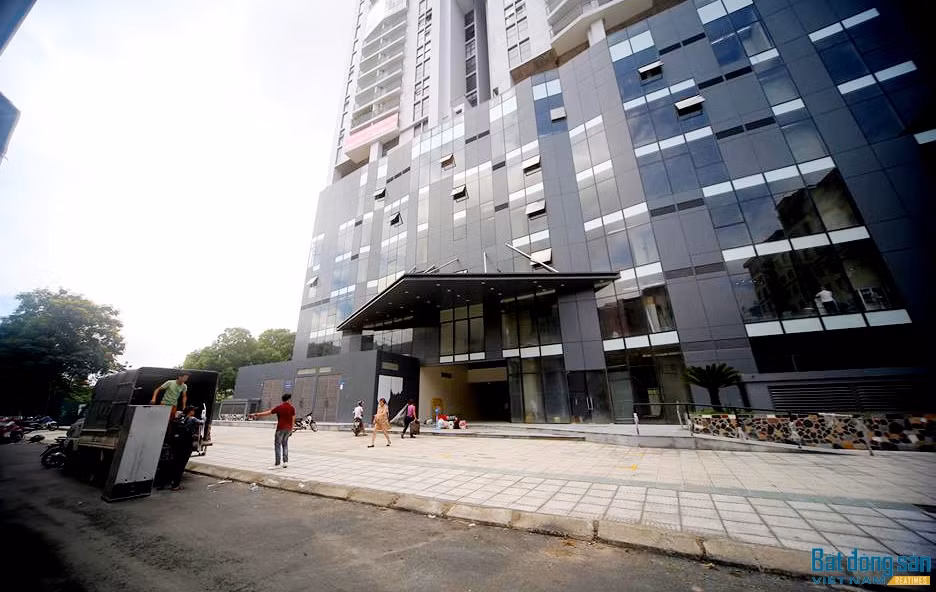 Tuy nhiên, tính đến ngày 3/10/2017, qua kiểm tra nhận thấy công trình vẫn còn nhiều tồn tại không đảm bảo các yêu cầu về an toàn PCCC, chưa đủ điều kiện để cấp văn bản nghiệm thu theo quy định như: khu vực thương mại tầng 1 đến tầng 6 chưa thi công hoàn thiện ngăn chia mặt bằng. Cửa vào khoang đệm thang máy tầng hầm là cửa kính, chưa đảm bảo ngăn cháy; Kết cấu buồng thang bộ thoát nạn chưa bảo đảm. Ảnh: Reatimes.