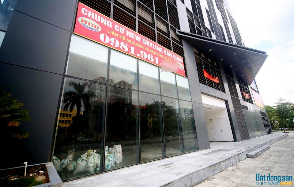 Mặc dù vậy nhưng chủ đầu tư đã bàn giao 118 căn hộ vào hoàn thiện nội thất, trong đó có khoảng 60 căn hộ có người dân vào ở, sinh hoạt (các căn hộ 1902, 1904, 1912, 1610...) vi phạm quy định tại Điều 17 Nghị định số 79/2014/NĐ-CP, tiềm ẩn nhiều nguy cơ cháy, nổ mất an toàn cho công trình. Ảnh: Reatimes.