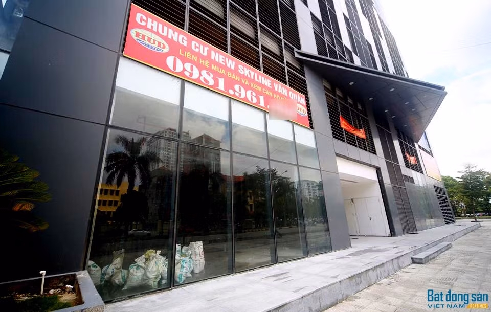 Mặc dù vậy nhưng chủ đầu tư đã bàn giao 118 căn hộ vào hoàn thiện nội thất, trong đó có khoảng 60 căn hộ có người dân vào ở, sinh hoạt (các căn hộ 1902, 1904, 1912, 1610...) vi phạm quy định tại Điều 17 Nghị định số 79/2014/NĐ-CP, tiềm ẩn nhiều nguy cơ cháy, nổ mất an toàn cho công trình. Ảnh: Reatimes.