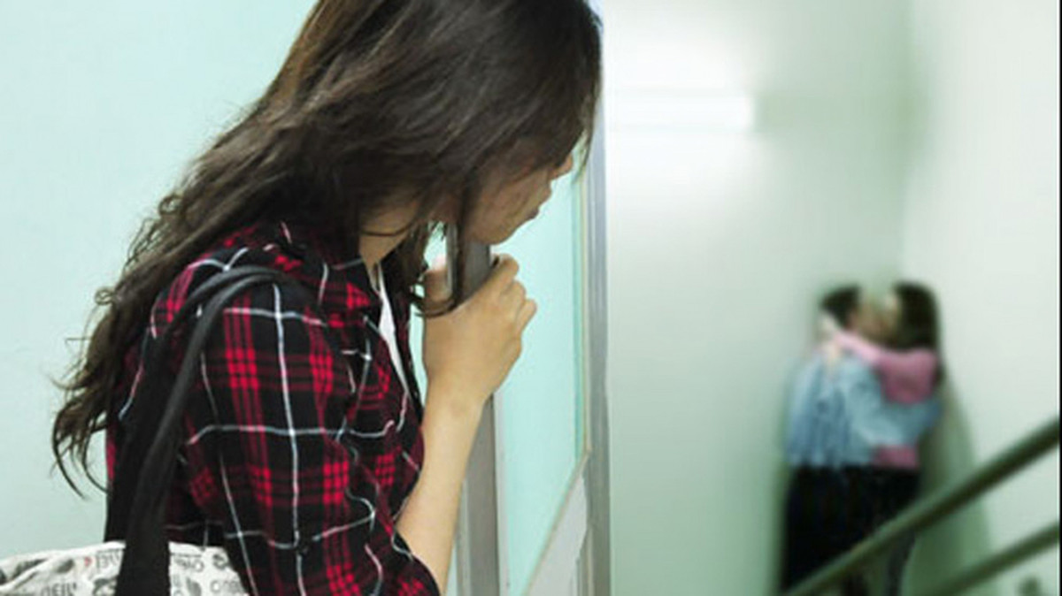 Cô bạn vừa phát hiện “chồng vàng, chồng bạc” của mình đang phải lòng cô sinh viên ở kế bên. Ảnh minh họa