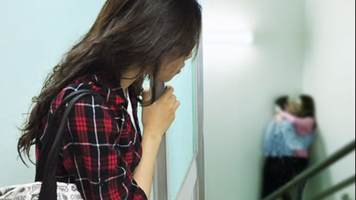 Cô bạn vừa phát hiện “chồng vàng, chồng bạc” của mình đang phải lòng cô sinh viên ở kế bên. Ảnh minh họa