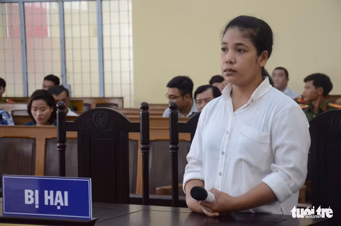 Chị Hữu Thị Lợi, mẹ cháu K., tại tòa - Ảnh: UYÊN TRINH