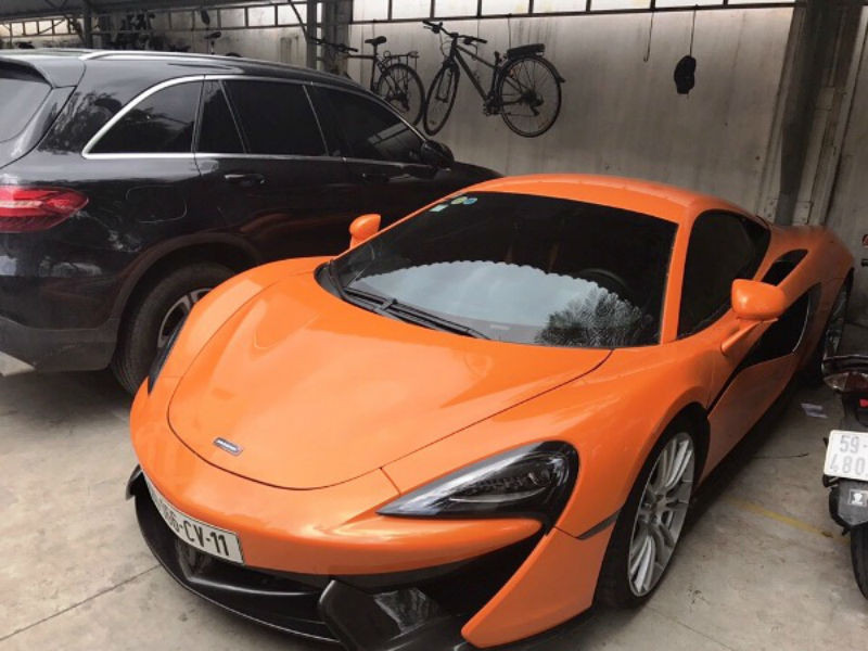 Ngoài biệt thự, ông trùm ma túy này còn sở hữu một siêu xe McLaren trị giá 25 tỷ đồng. Điều kỳ lạ là siêu xe này mang BKS có nền trắng, chữ và số màu đen, có số hiệu CV. Theo Vietnamnet, loại BKS này chỉ được cấp cho các nhân viên hành chính kỹ thuật mang chứng minh thư công vụ của các cơ quan đại diện ngoại giao, cơ quan lãnh sự, tổ chức quốc tế… Ảnh: Vietnamnet.