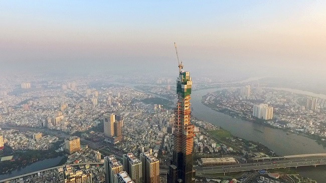 Khởi công ngày 13/12/2014, tòa nhà Landmark 81 có độ cao dự kiến hơn 350m, gồm 81 tầng được xây dựng tại vị trí ngay bên bờ sông Sài Gòn. Ảnh: TheLEADER