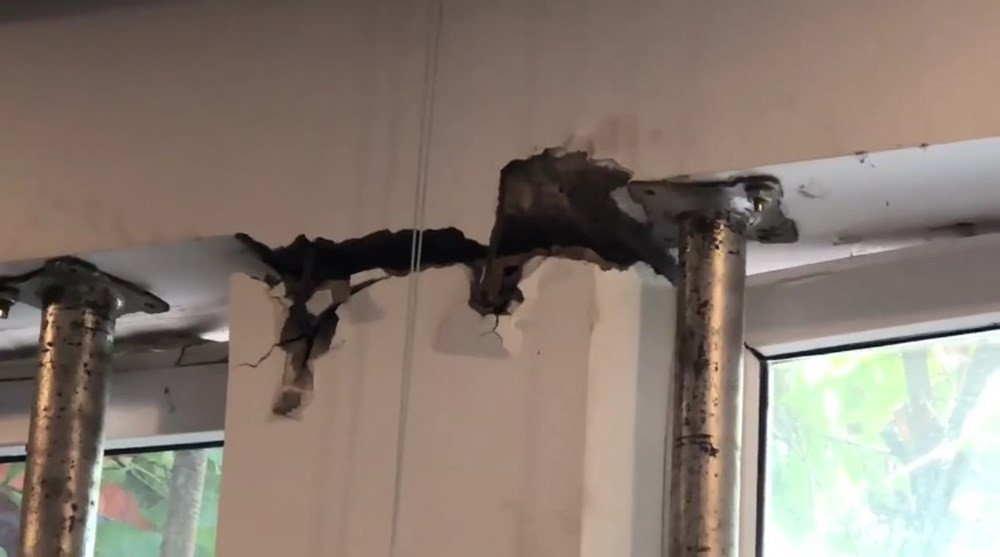 Các mảng tường nhà dân gần dự án D’Edge Thảo Điền bị nứt gãy. Ảnh: Cafeland.