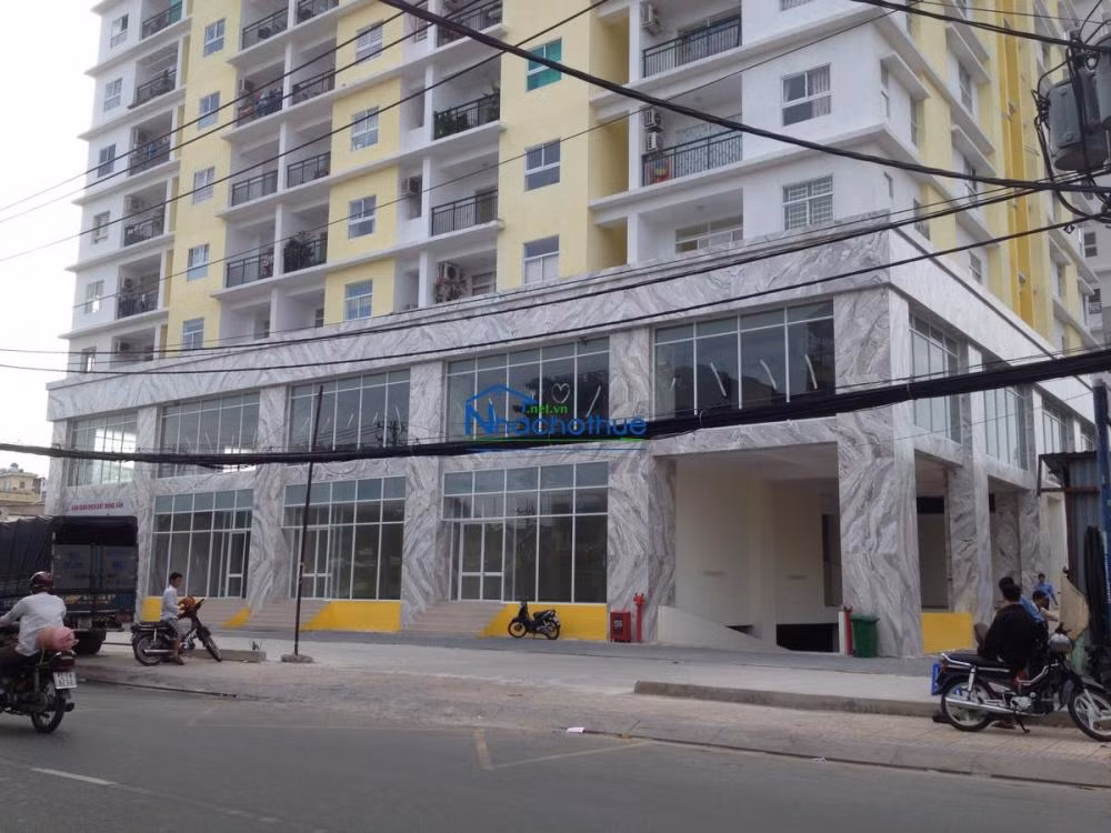 Không dừng lại đó, ngày 8/8/2016, Thanh tra Sở Xây dựng phát hiện Công ty Khang Gia tiếp tục lấn chiếm khu vực công cộng như phòng sinh hoạt cộng đồng, khu vực giữ xe dịch vụ, nhà giữ trẻ, lấp các ô thông tầng và cầu thang bộ từ tầng trệt lên tầng lửng. Ảnh: bannhasg.com.