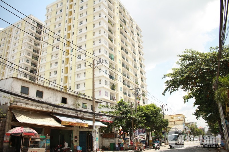 Khoảng tháng 6/2012, Thanh tra xây dựng Q.Tân Phú kiểm tra yêu cầu chủ đầu tư cung cấp hồ sơ dự án liên quan nhưng đơn vị này không hợp tác. Ảnh: Cafeland.