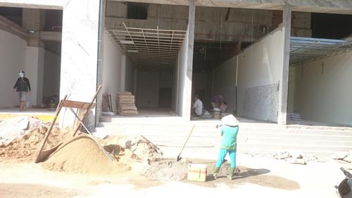 Theo kết luận thanh tra của Sở Xây dựng TP.HCM, Công ty Khang Gia và các nhà thầu thi công đã tổ chức thi công sai thiết kế, xây dựng tăng diện tích tầng hầm. Ngày 22/3/2011 UBND P.Tân Quý đã lập biên bản và yêu cầu dừng thi công. Sau đó, Công ty Khang Gia tiếp tục vi phạm về việc tự ý chẻ nhỏ căn hộ, tăng 49 căn so với quyết định phê duyệt dự án. Ảnh: NLĐ