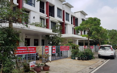 Người dân Khu đô thị Gamuda Gardens treo băng rôn phản đối việc chủ đầu tư thay đổi quy hoạch. Ảnh: VOV.