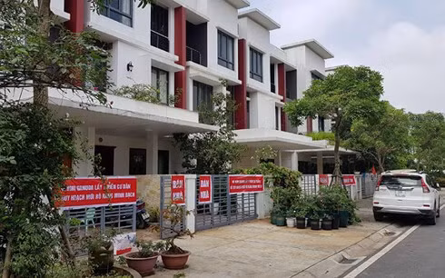 Người dân Khu đô thị Gamuda Gardens treo băng rôn phản đối việc chủ đầu tư thay đổi quy hoạch. Ảnh: VOV.