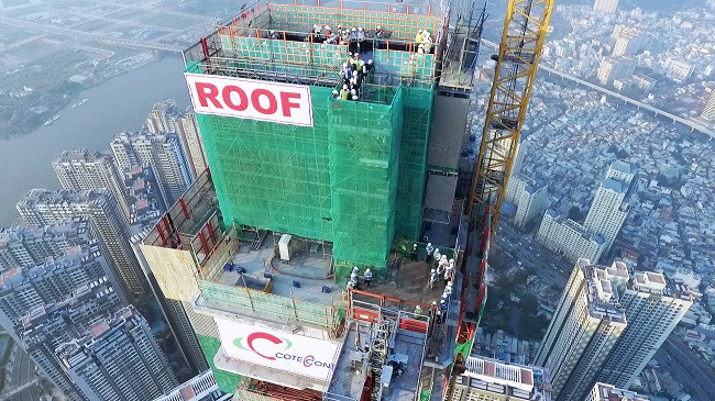 Được biết, Landmark 81 do một đơn vị thiết kế cho các công trình hàng đầu thế giới như Bahrain World Trade Center, Lotus Hotel tại Thượng Hải… đảm nhiệm. Còn phần kết cấu do một trong những doanh nghiệp hàng đầu thế giới, nổi tiếng với thiết kế Nhà hát Opera (Úc) phụ trách... Ảnh: TheLEADER