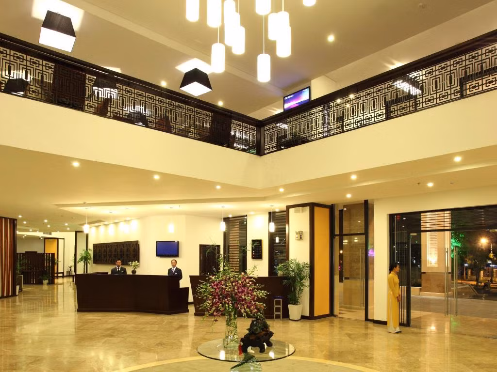 Công trình gồm 218 phòng ngủ hạng sang, kèm nhiều công trình phụ trợ như hồ bơi, phòng họp hiện đại… với vốn đầu tư gần 500 tỉ đồng. Ảnh: agoda.com.