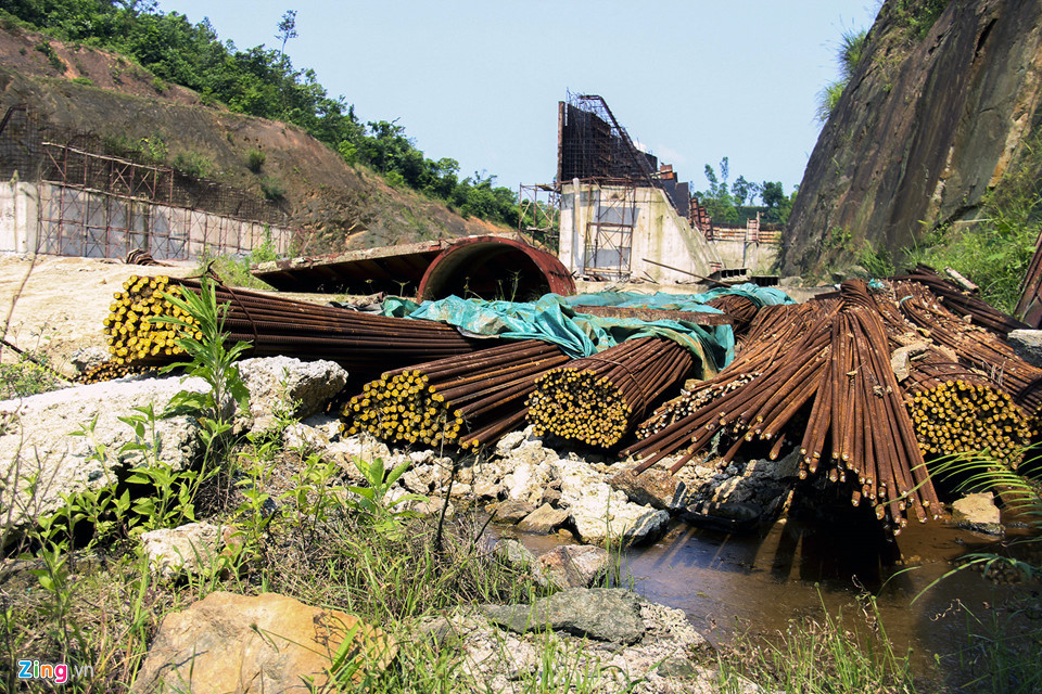 Cuối năm 2012, chủ đầu tư có quyết định phê duyệt dự án với tổng mức đầu tư trên 4.400 tỷ đồng gồm vốn tự có, vốn vay, vốn hỗ trợ từ ngân sách nhà nước. Trong đó nguồn vốn hỗ trợ từ ngân sách Trung ương và địa phương hơn 1.200 tỷ. Ảnh: Zing.