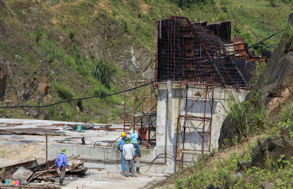 Với chức năng cung cấp nước cho toàn bộ Khu Kinh tế Vũng Áng. Dự án được đầu tư xây dựng với nhiều hạng mục, trong đó hạng mục công trình Đập dâng Lạc Tiến - kênh dẫn - tuynel (xã Kỳ Lạc, huyện Kỳ Anh, Hà Tĩnh) đầu tư hơn 1.000 tỷ đồng được hoàn thành và đưa vào sử dụng vào tháng 2/2015. Ảnh: Zing.