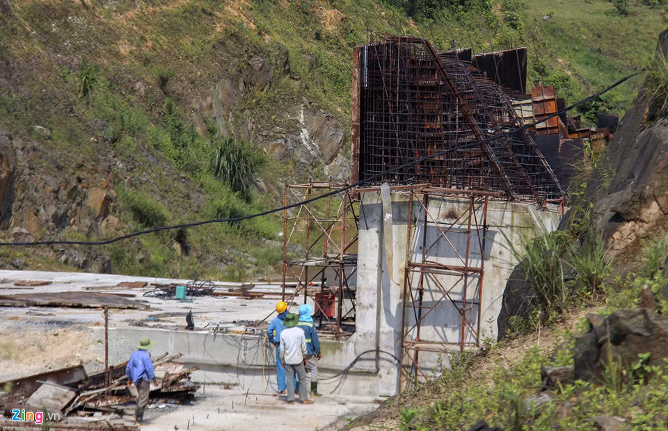 Với chức năng cung cấp nước cho toàn bộ Khu Kinh tế Vũng Áng. Dự án được đầu tư xây dựng với nhiều hạng mục, trong đó hạng mục công trình Đập dâng Lạc Tiến - kênh dẫn - tuynel (xã Kỳ Lạc, huyện Kỳ Anh, Hà Tĩnh) đầu tư hơn 1.000 tỷ đồng được hoàn thành và đưa vào sử dụng vào tháng 2/2015. Ảnh: Zing.