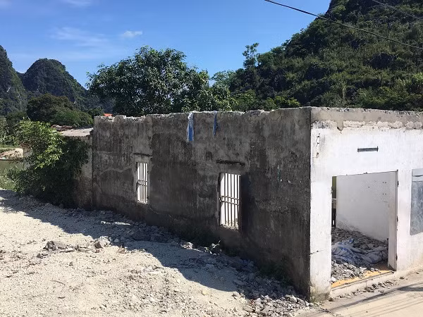 Đáng nói là, sau 17 năm triển khai, dự án siêu đội vốn hàng nghìn tỷ đồng ở Ninh Bình vẫn đang còn ngổn ngang, dở dang. Ảnh: TN&amp;MT.