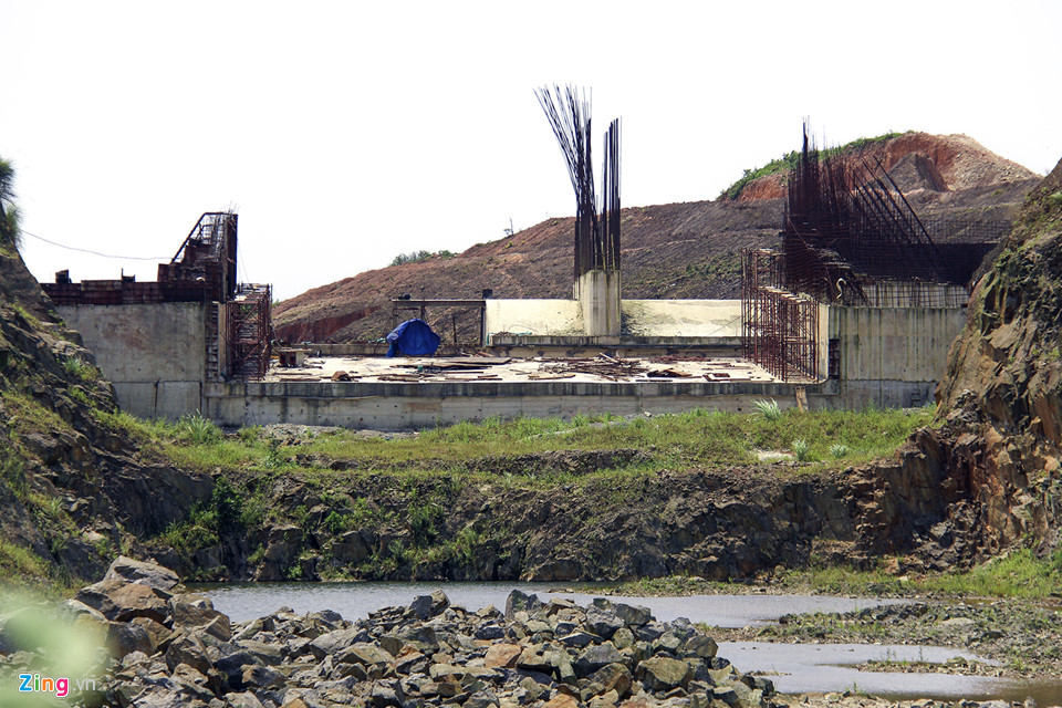 Theo Zing, Năm 2011, dự án cấp nước cho Khu kinh tế Vũng Áng (Hà Tĩnh) được UBND tỉnh Hà Tĩnh cấp phép, giao cho Công ty cổ phần kinh doanh nước Hà Tĩnh làm chủ đầu tư xây dựng theo nguồn vốn xã hội hóa. Tổng mức giá trị ước đạt trên 33,4 tỷ đồng. Tuy nhiên, do chậm tiến độ nên bị chấm dứt hoạt động và thu hồi giấy chứng nhận đầu tư. Ảnh: Zing.