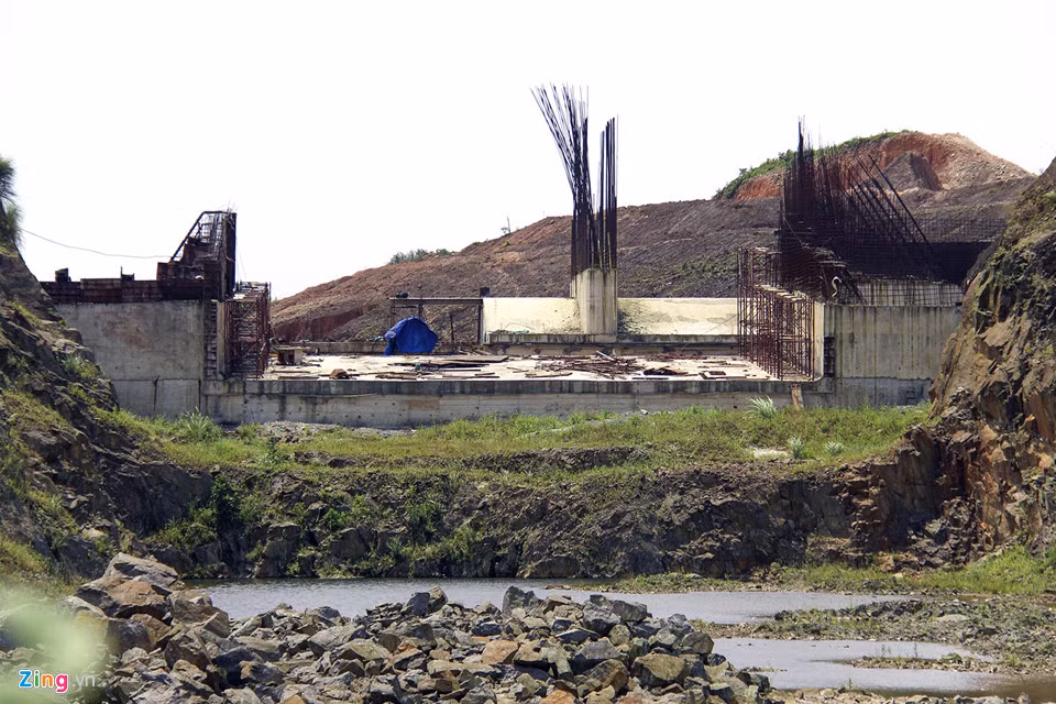 Theo Zing, Năm 2011, dự án cấp nước cho Khu kinh tế Vũng Áng (Hà Tĩnh) được UBND tỉnh Hà Tĩnh cấp phép, giao cho Công ty cổ phần kinh doanh nước Hà Tĩnh làm chủ đầu tư xây dựng theo nguồn vốn xã hội hóa. Tổng mức giá trị ước đạt trên 33,4 tỷ đồng. Tuy nhiên, do chậm tiến độ nên bị chấm dứt hoạt động và thu hồi giấy chứng nhận đầu tư. Ảnh: Zing.