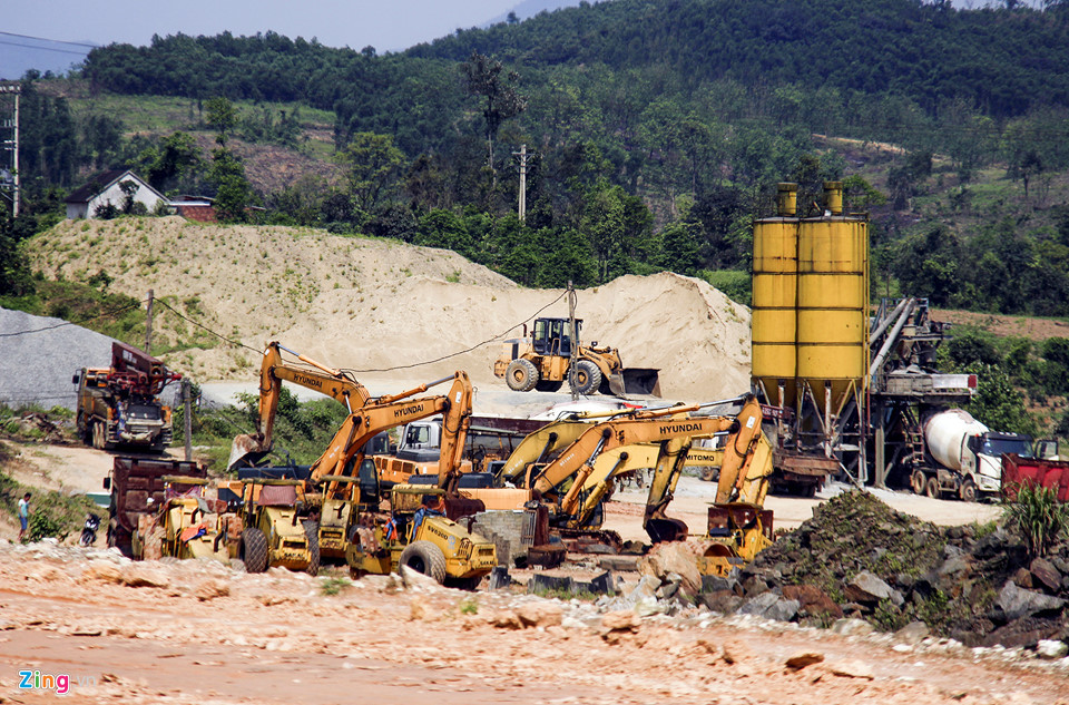 Hạng mục hồ chứa nước, tràn xả lũ hồ Rào Trổ (xã Kỳ Thượng, huyện Kỳ Anh) được khởi công từ cuối năm 2011, dự kiến đến đầu năm 2016 sẽ hoàn thành. Dự án đội vốn sau hơn 7 năm xây dựng, đến nay hạng mục vẫn ỳ ạch, chậm tiến độ và chưa thể hoàn thiện. Nhiều hạng mục dang dở, máy móc, thiết bị hoen gỉ, phơi sương phơi nắng. Chỉ có một số nhóm nhỏ ít công nhân xuất hiện trên công trường. Ảnh: Zing.