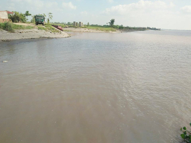 Thời gian triển khai dự án từ năm 2010 – 2015, nhà thầu thi công dự án là Tập đoàn Xuân Thành (tháng 7/2015 đổi thành Thai Group). Điều bất thường, chỉ sau 2 năm, năm 2012 dự án này được điều chỉnh vốn lên 9.720 tỷ đồng (tăng 7.642 tỷ đồng). Như vậy, để nạo vét được 1km sông Đáy phải tiêu tốn hết khoảng 126 tỷ đồng. Ảnh: Dân Trí.