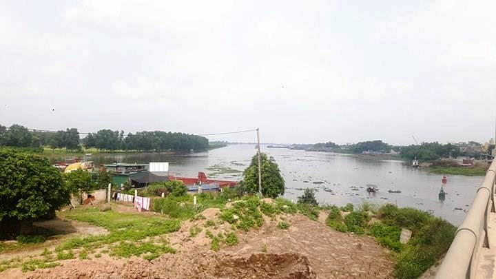 Theo đó, dự án nạo vét sông Đáy đoạn từ cầu Gián Khẩu (ngã 3 sông Hoàng Long giao với sông Đáy) đến cửa Đáy và các tuyến qua sông Đáy có chiều dài 77km. Dự án này nhằm thoát lũ Hoàng Long theo Quyết định 896 ngày 30/9/2010 của UBND tỉnh Ninh Bình. Chủ đầu tư dự án là Sở NN&amp;PTNT Ninh Bình, vốn thực hiện ban đầu là 2.078 tỷ đồng, bằng tiền ngân sách Nhà nước. Ảnh: Vietnamnet.