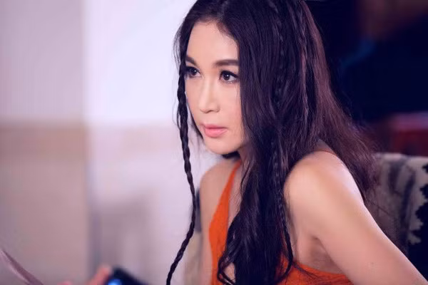 Trò chuyện về dự án âm nhạc sắp tới của mình, Ôn Bích Hà tiết lộ cô sẽ lên sân khấu với những trang phục tạo ấn tượng cho khán giả. Khi được hỏi ông xã có ủng hộ việc vợ ăn mặc gợi cảm quá hay không, cô nói chồng luôn là chỗ dựa tuyệt vời nhất cho cô trong công việc.