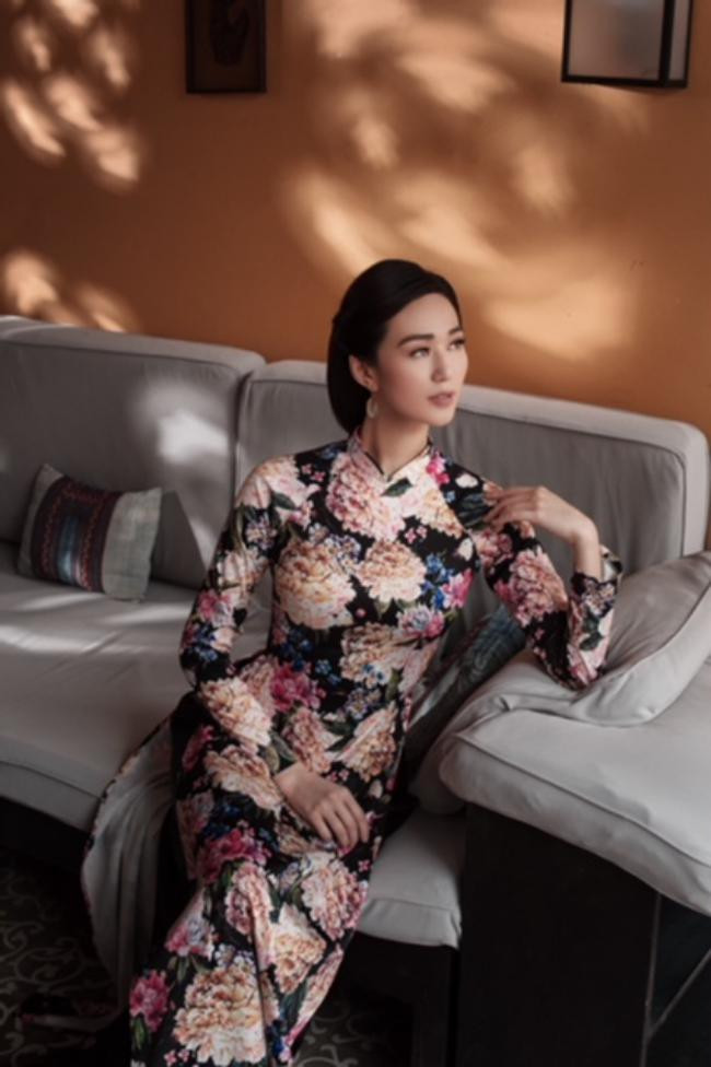 “Tôi nghĩ, phụ nữ thời nào cũng thế, cần chứng tỏ năng lực và sự cầu tiến. Phụ nữ sang chảnh không phải ở hàng hiệu mà là sự tự trọng, không sống bám đàn ông. Tôi muốn như Hồng Trà của Mỹ nhân Sài thành, không cần đàn ông vẫn sống sang chảnh. Đàn ông chỉ tô điểm thêm cho cuộc sống của mình thêm màu sắc phong phú chứ không phải khiến mình bi luy và bi thương”, Khánh My nói.