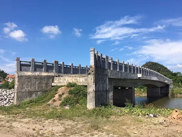 Một trong những cây cầu của dự án xây dựng dở dang hoang phế suốt nhiều năm qua. Ảnh: TN&MT.