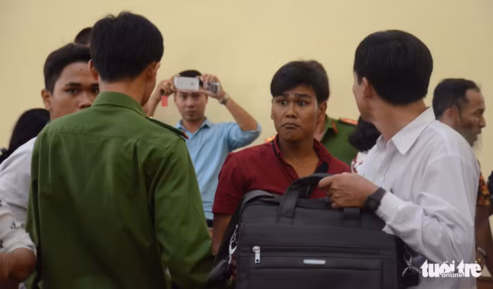 Người nhà bị cáo gây náo loạn khi hội đồng xét xử đang tuyên án - Ảnh: UYÊN TRINH