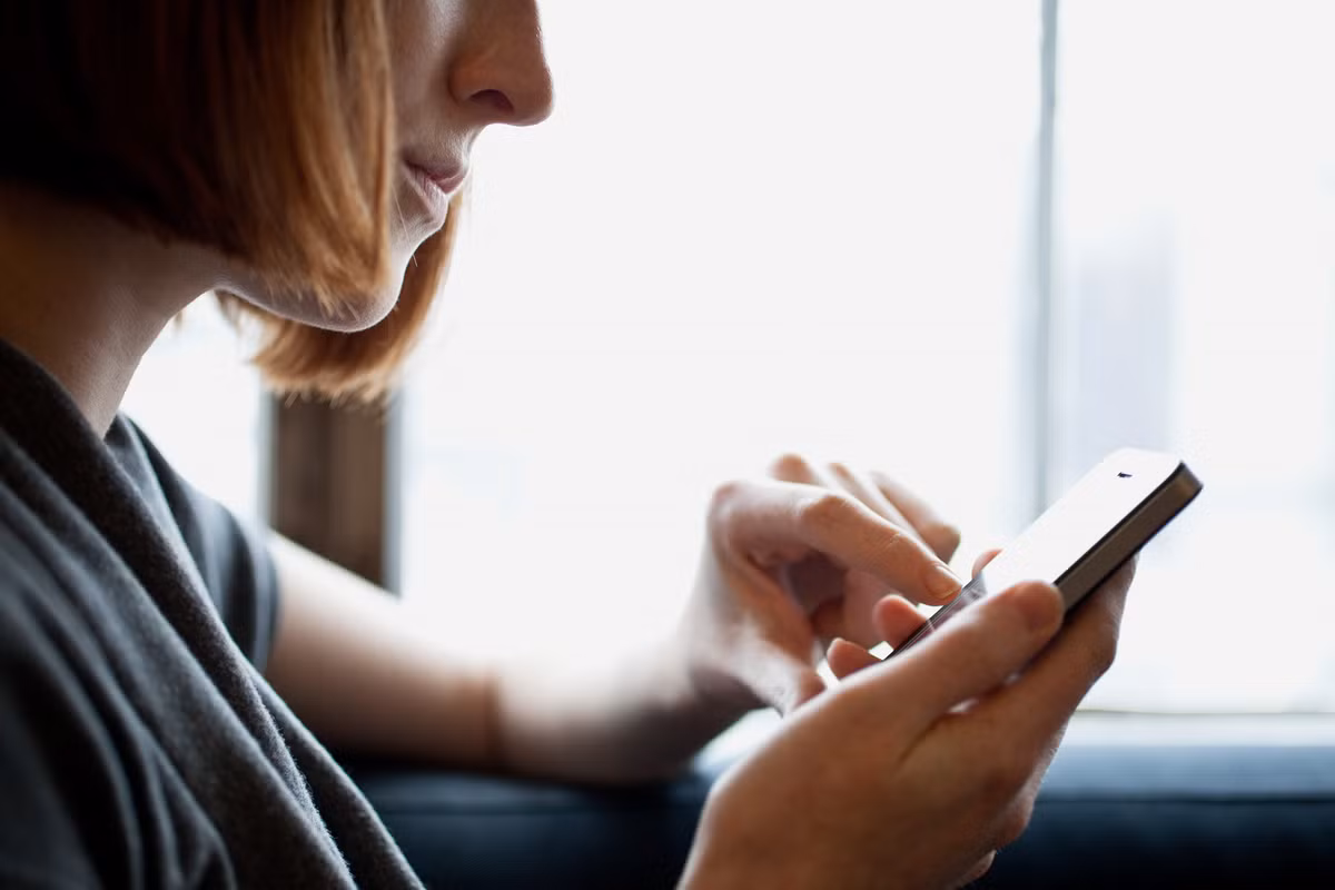 Nghi tình cờ nhìn thấy dòng tin nhắn của cô hàng xóm “cảm ơn món quà lãng mạn anh đã dành cho em…”. Ảnh minh họa