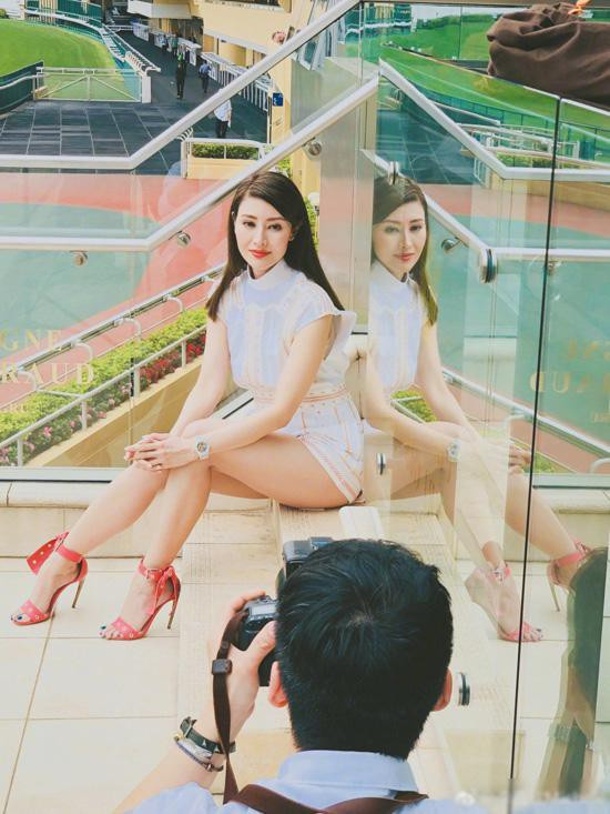 Giờ đây, Lý Gia Hân dù rời xa làng giải trí nhưng vẫn được các thương hiệu xa xỉ "săn đón" để chụp ảnh quảng cáo.