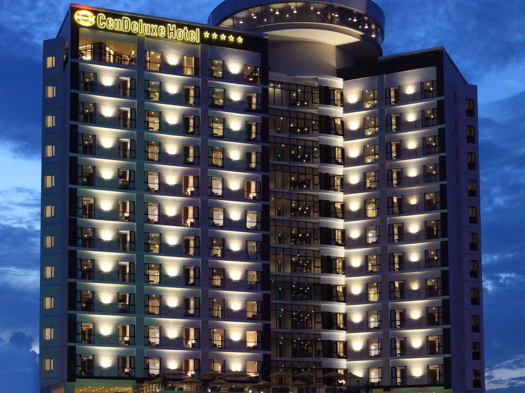 1. Khách sạn CenDeluxe Hotel Điển hình trong số những dự án từng được Công ty TNHH Vận tải và Thương mại Thuận Thảo - doanh nghiệp của của nữ đại gia Phú Yên Võ Thị Thanh "ôm mộng" lãi trăm tỷ là khách sạn CenDeluxe Hotel (Tuy Hòa, Phú Yên) - khách sạn 5 sao đầu tiên và duy nhất của Phú Yên hiện nay. Ảnh: agoda.com.