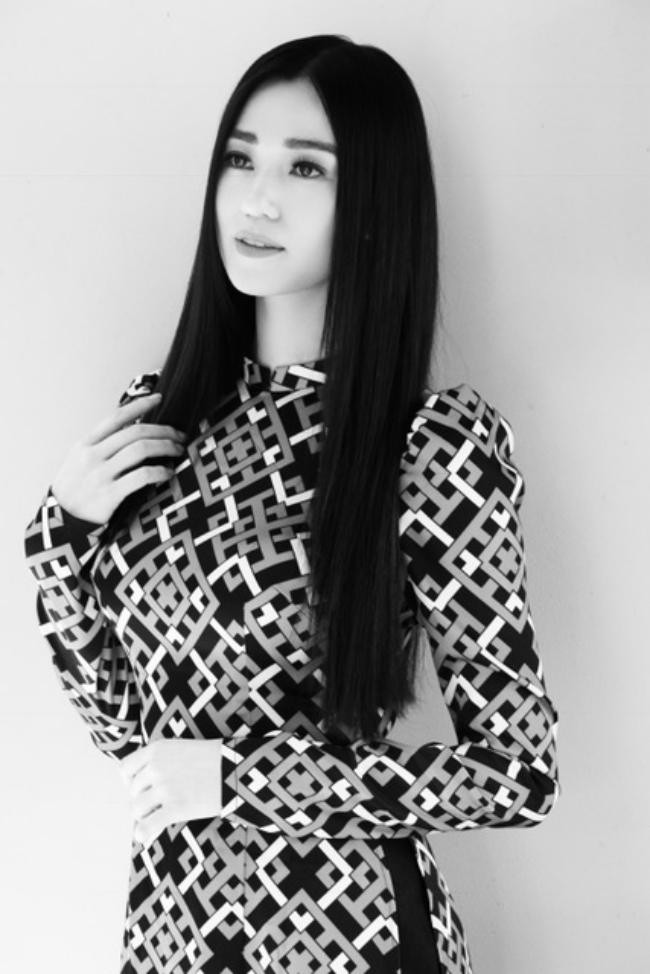 Nói về tin đồn đủ giàu không cần tham gia showbiz, Khánh My cho biết: “Thật sự hồi xưa đến giờ tôi là như vậy, thường người ta nói nghệ sĩ sẽ có thành công nhất định nhưng tôi vẫn lơ lửng ở đó, tôi chẳng đi xuống cũng chẳng đi lên. Vì ai tiếp xúc với tôi sẽ biết, tính tôi dường như không dành cho showbiz. Tôi sống khá nhẹ nhàng, không ganh đua và scandal đến với tôi là hoàn toàn tự nhiên. Cuộc sống của tôi trước đến giờ khá sung túc, tôi yêu nghệ thuật và muốn làm nghệ thuật chân chính nhất có thể”.