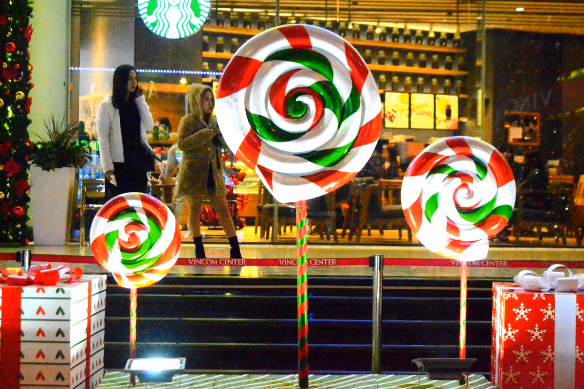 ...cùng những chiếc kẹo khổng lồ nhiều màu sắc làm cho không khí Giáng sinh thêm rộn ràng.