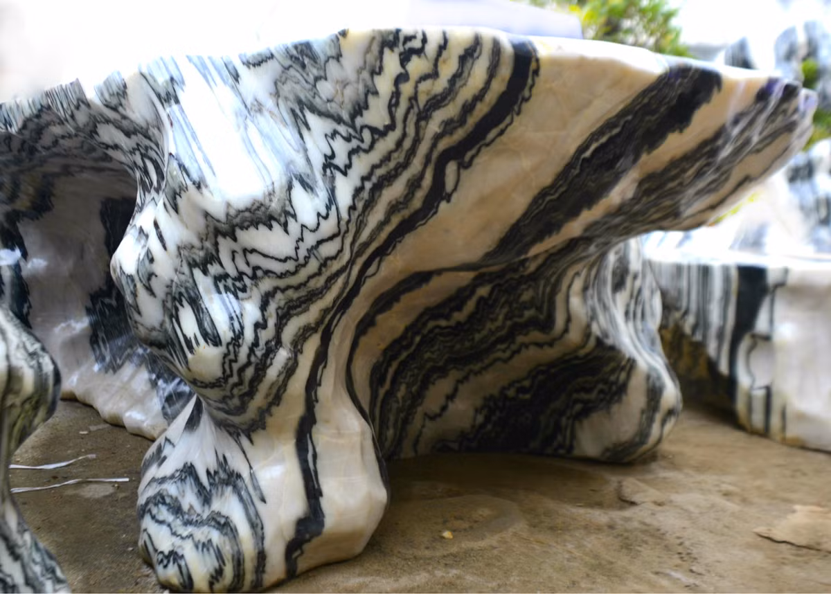 Trong đó, chiếc bàn đá Tuyết Sơn dài 2.9m, rộng 1.7m, cao khoảng 70cm.