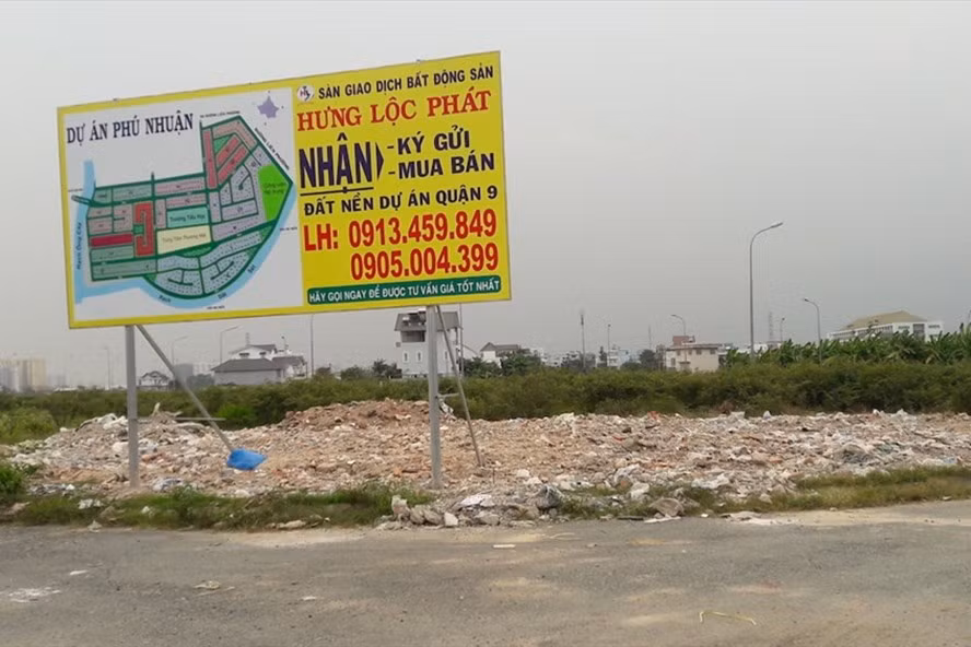 Vào thời điểm tháng 5/2017, những biển rao bán đất nền mọc lên đầy các khu vực vùng ven TP HCM. Ảnh: LĐ.