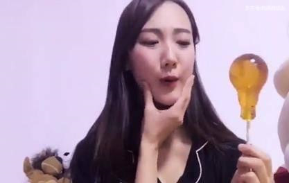 MC nữ tự quay clip ăn bóng đèn để thu hút người theo dõi.