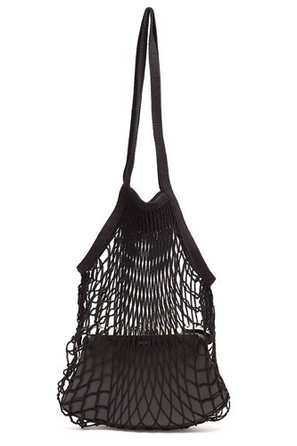 Chiếc túi lưới này có giá 2.890 bảng Anh.