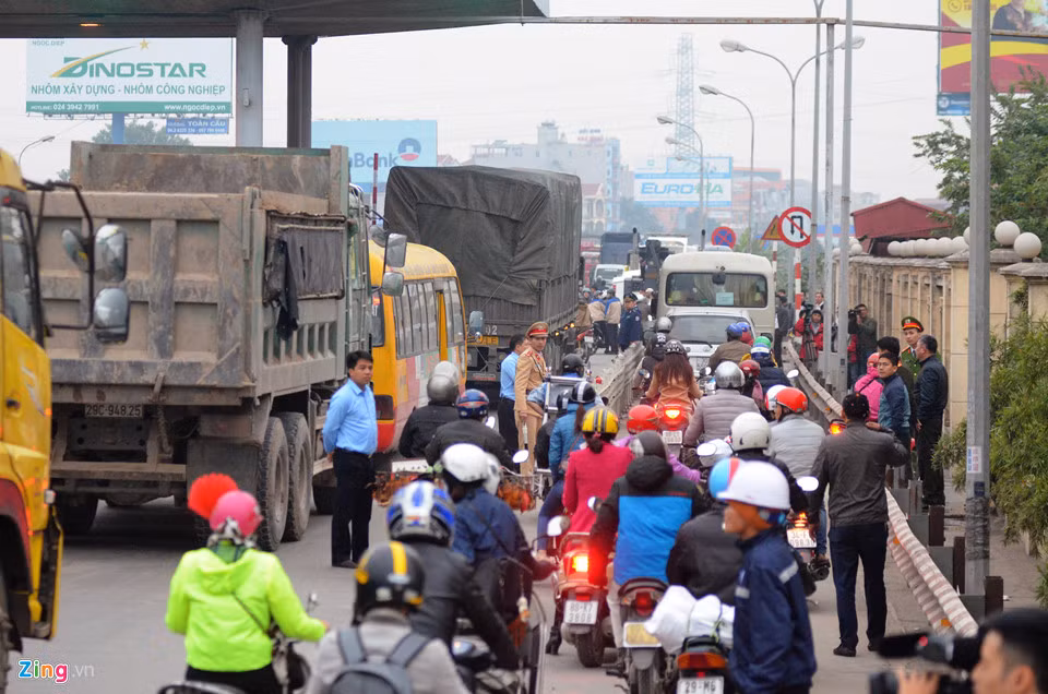 Dù chủ đầu tư và cơ quan chức năng đã chuẩn bị trước phương án nhưng tuyến đường qua trạm vẫn xảy ra ùn tắc.