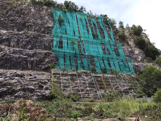 2. Khu biệt thự cao cấp Ocean View Nha Trang Cũng nằm trong dự án bất động sản bị thanh tra năm 2018 là Khu biệt thự cao cấp Ocean View Nha Trang (Khánh Hòa). Dự án được UBND tỉnh Khánh Hòa chấp thuận từ năm 2004, cho Công ty TNHH Thiên Nhân II san ủi hơn 7,2 ha vùng đồi núi Chụt, xây dựng khu biệt thự cao cấp để bán. Ảnh: BizLIVE.