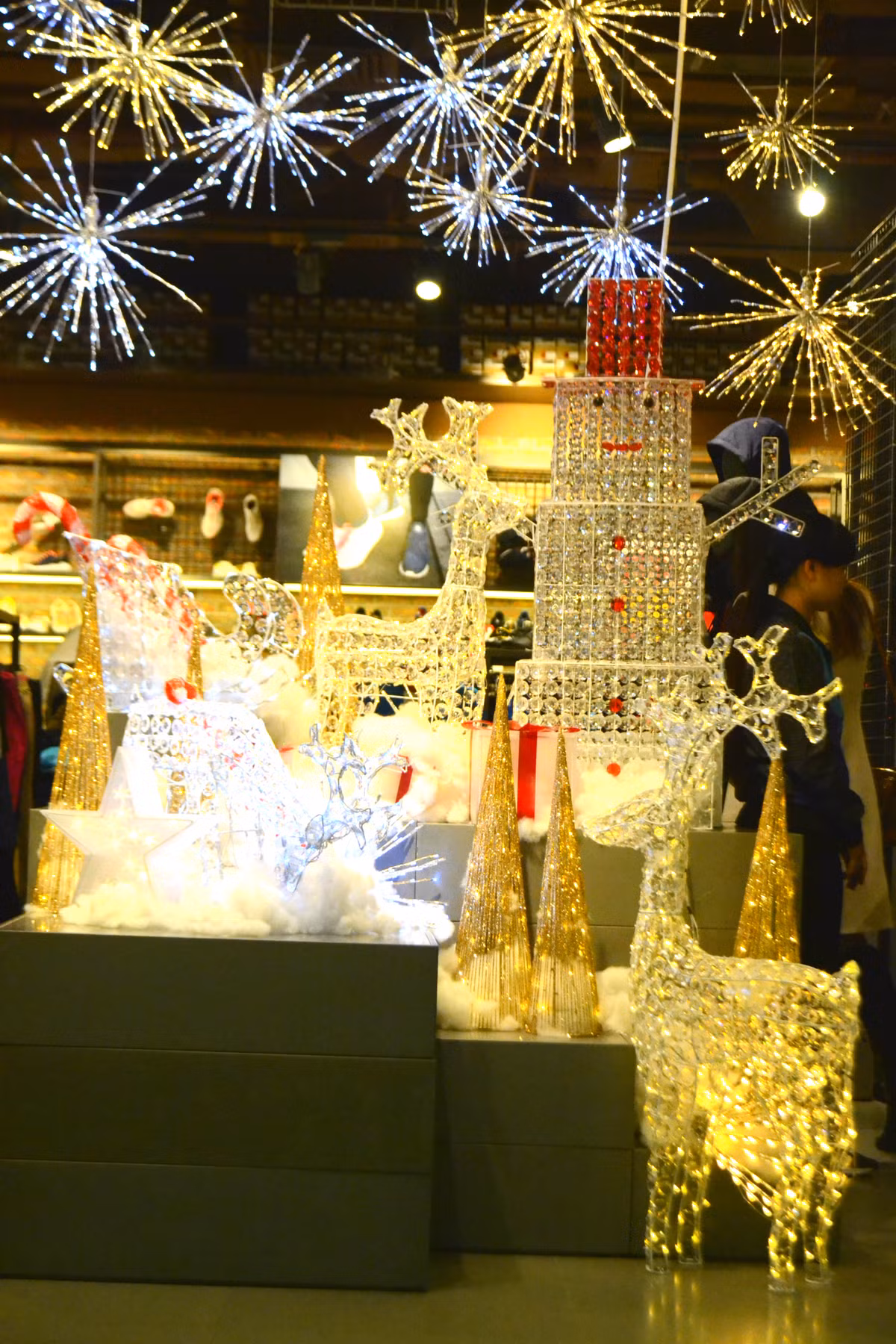 Đèn hoa được trang trí lộng lẫy...