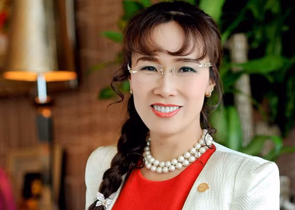  3. Nguyễn Thị Phương Thảo Hai năm trở lại đây, cái tên Nguyễn Thị Phương Thảo - Tổng Giám đốc Công ty cổ phần Hàng không VietJet gây xôn xao dư luận khi có bước nhảy vọt về tài sản đưa bà trở thành người giàu thứ 3 trên sàn chứng khoán. Giá trị tài sản của bà Thảo ước đạt 19.260 tỷ đồng. Ảnh: Vietnamnet.