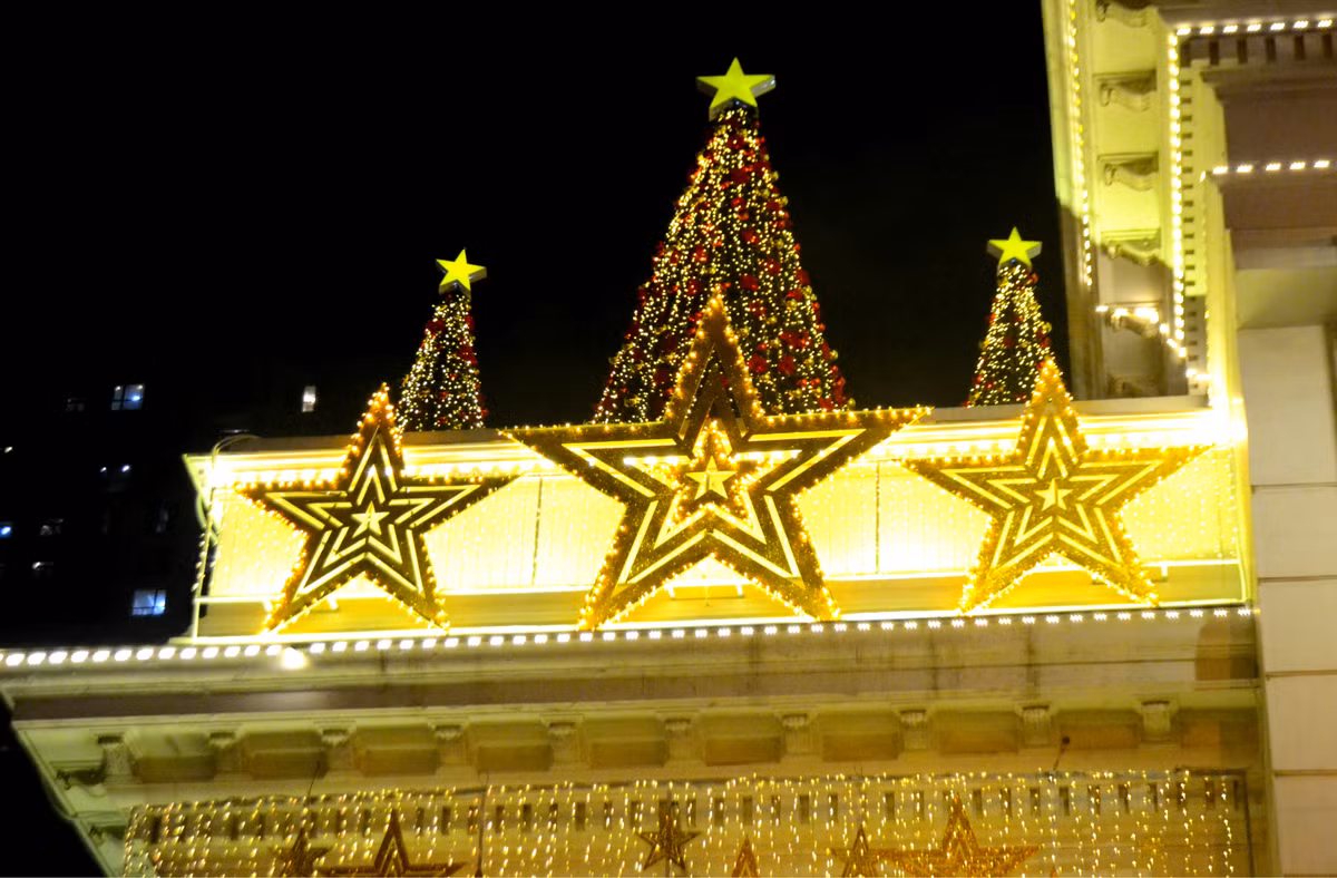 ...với những ánh đèn trang trí Giáng sinh lấp lánh.