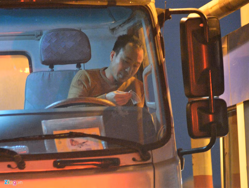 Đến 18h, các tài xế vẫn dùng tiền lẻ trả phí qua trạm. Tuy nhiên, số lượng tài xế áp dụng chiêu này không quá nhiều, cảnh sát và nhân viên trạm thu phí tích cực hướng dẫn, phân luồng.