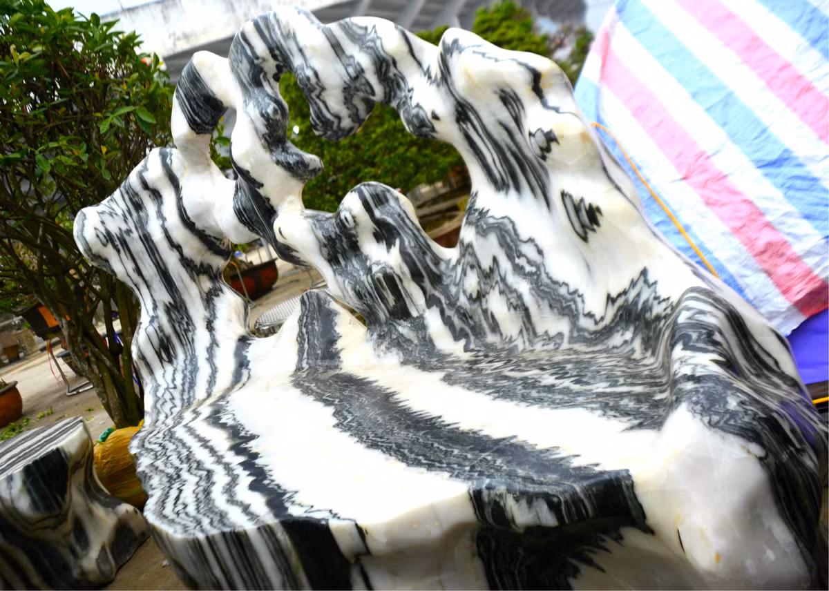 Cũng theo anh Trung, đá Tuyết sơn còn được gọi là đá Vân mây, đặc điểm có bề mặt tự nhiên rất ấn tượng, kết hợp các thớ trắng đen đan xen. Việc sử dụng đá Tuyết Sơn sẽ mang lại điểm nhấn đầy ấn tượng trong không gian bài trí.