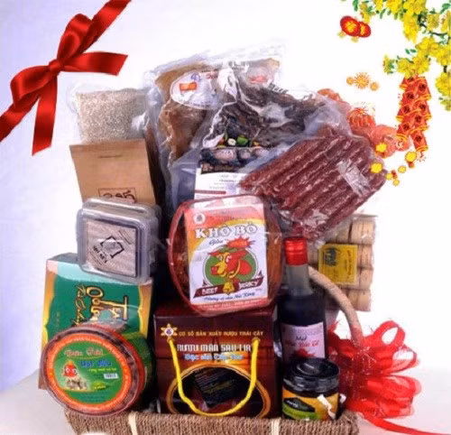  8. Giỏ quà đặc sản vùng cao Góp mặt trong những giỏ quà Tết năm nay là nhiều đặc sản vùng miền, trong đó đặc sản vùng cao đang được rất nhiều người ưa thích...Ảnh: VietQ. 