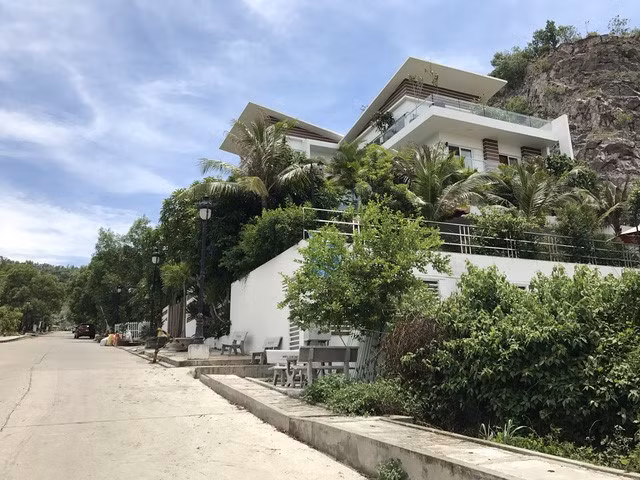 Hơn nữa, dự án Ocean View Nha Trang đã bị chủ đầu tư là Công ty TNHH Dịch vụ thương mại Thiên Nhân II thế chấp 39 lô đất tại Ngân hàng Agribank chi nhánh quận Bình Thạnh, TPHCM. Ảnh: BizLIVE.